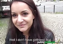 Genç şişmanoorno kız ormanda göğüsleri gösterir