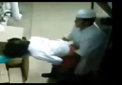Güzel kız büyük memeli siyah çorap ve yüksek brazzer şişman topuklu seks