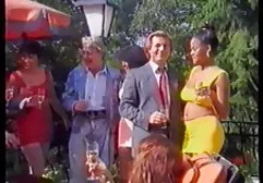 Üniforma davranış....(1989) şişman kız seks
